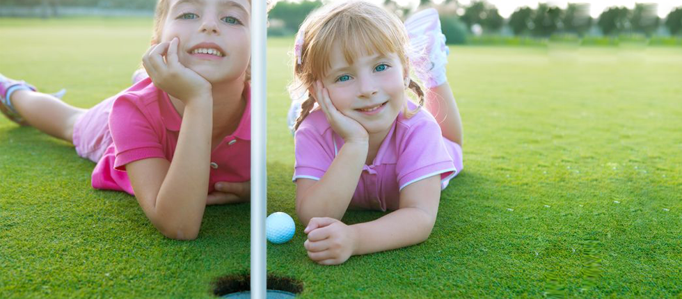 Zábavu, kvalitné základy golfovej hry a pozitívne myslenie získajú Vaše deti v kurzoch vedených našimi profesionálnymi trénermi. 